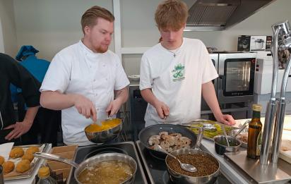 Topošie pavāri piedalās ilgtspējas meistarklasē un saņem balvas par radošākajām ēdienu receptēm