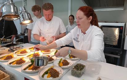 Topošie pavāri piedalās ilgtspējas meistarklasē un saņem balvas par radošākajām ēdienu receptēm