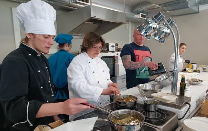 Topošie pavāri piedalās ilgtspējas meistarklasē un saņem balvas par radošākajām ēdienu receptēm